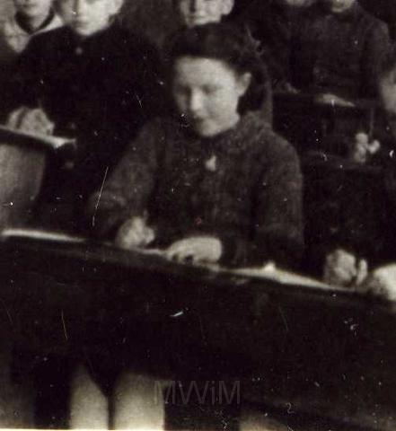 KKE 3676.jpg - Jadwiga Rudak podczas lekcji w Szkole Powszechnej w Mejszagole, 1939 r.
